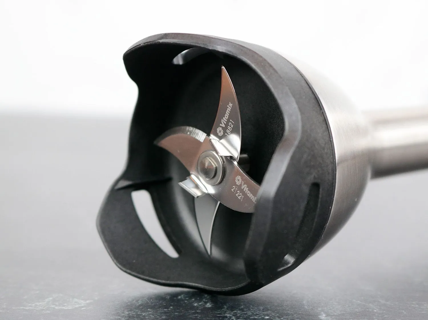 Comparison of smooth versus chunky smoothies showing impact of blade sharpness