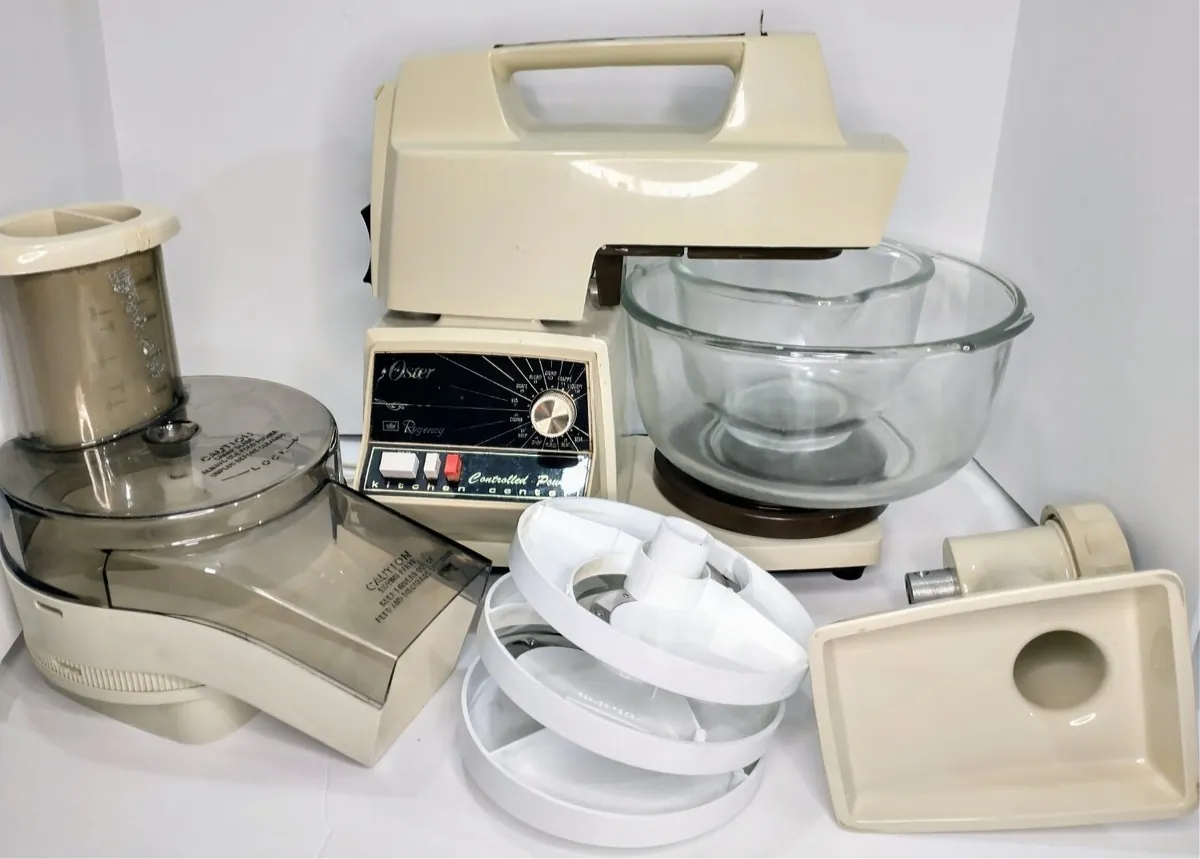 Household blender beside a heavy-duty commercial blender on a counter